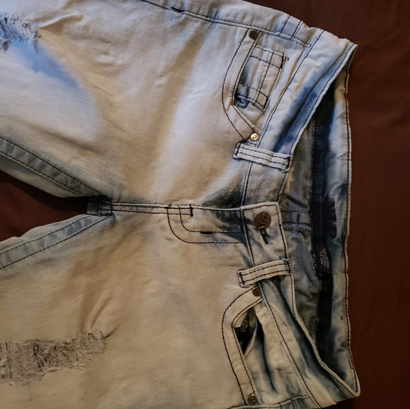 Distressed womens jean - Picture 4 of 9